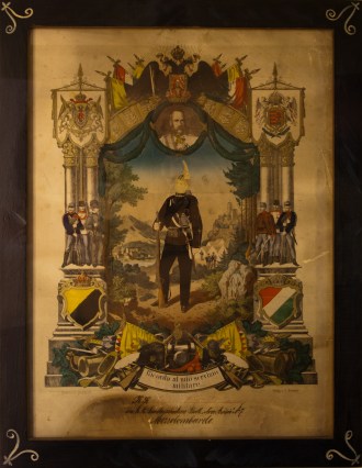 Lembrança do período de serviço militar no Exército Austríaco de um jovem de Mezzolombardo. Foto tirada no Museu degli Usi e Costumi della Gente Trentina, em San Michele all'Adige.