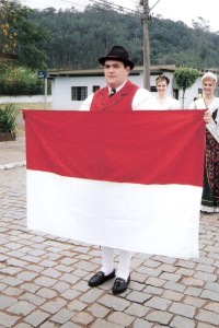 15ª Festa Trentina (2004) em Rio dos Cedros - SC (bandeira do Tirol).