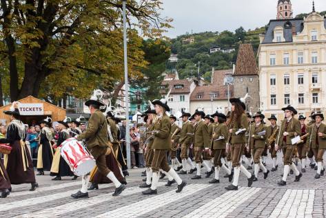 Banda da cidade de Folgaria (província de Trento). As mulheres que tocam na banda usam o traje típico masculino. Fonte: Banda Folk di Folgaria