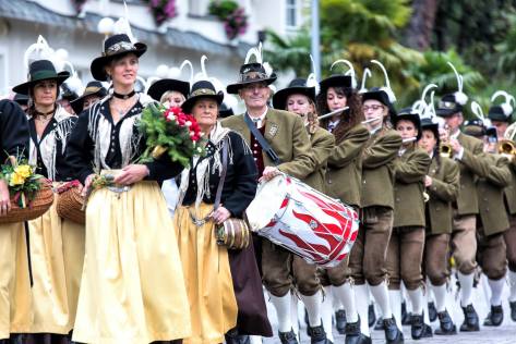 Vivandiere/Marketenderinnen da banda de Folgaria (província de Trento) com o traje típico feminino.